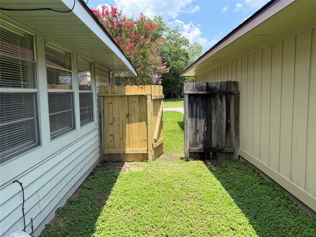 23423 Tree House Lane, Spring, TX 77373