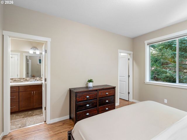 11352 Sw HALLMARK Ter, Tigard, OR 97223