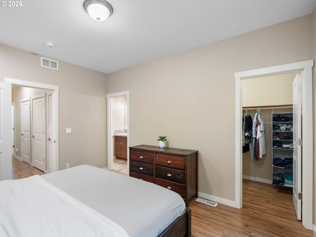 11352 Sw HALLMARK Ter, Tigard, OR 97223