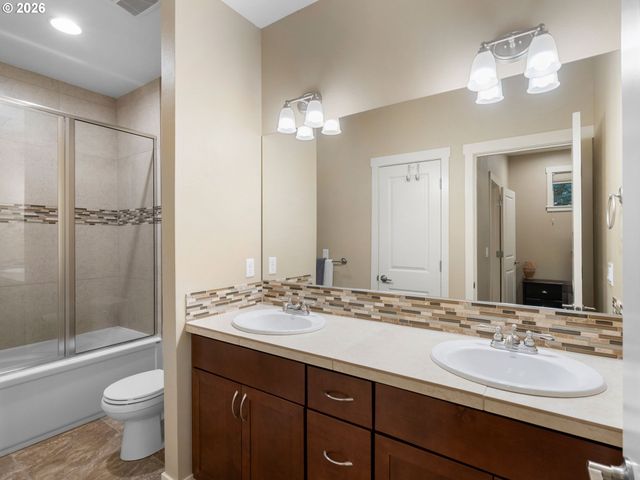 11352 Sw HALLMARK Ter, Tigard, OR 97223