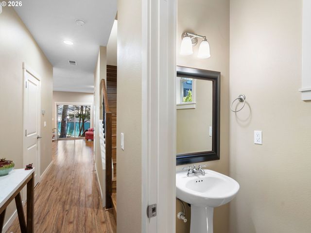 11352 Sw HALLMARK Ter, Tigard, OR 97223