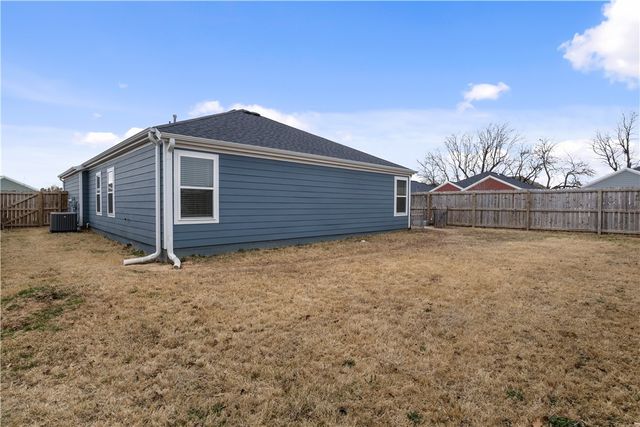 5820 W Holdcroft Drive, Fayetteville, AR 72704