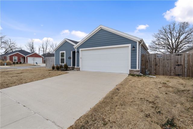 5820 W Holdcroft Drive, Fayetteville, AR 72704