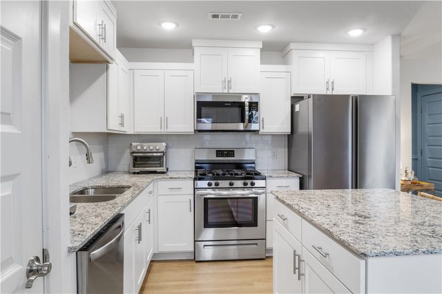 5820 W Holdcroft Drive, Fayetteville, AR 72704