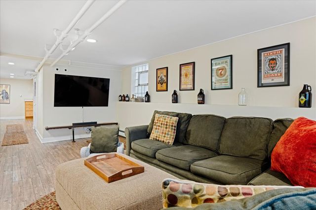 5523 W Pensacola Avenue, Chicago, IL 60641