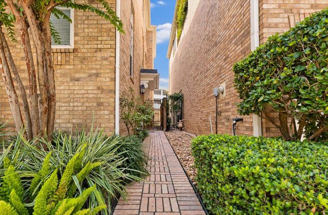 20 Stalynn Lane, Houston, TX 77027