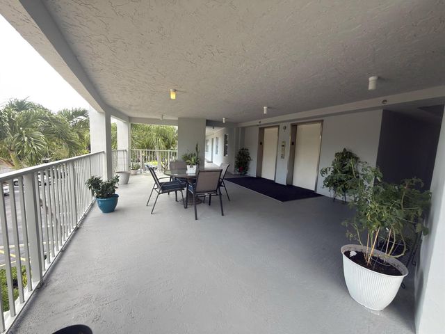 625 Oaks Drive 305, Pompano Beach, FL 33069