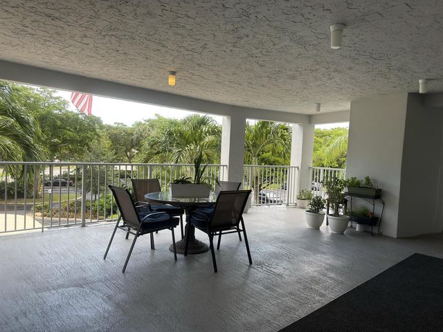 625 Oaks Drive 305, Pompano Beach, FL 33069