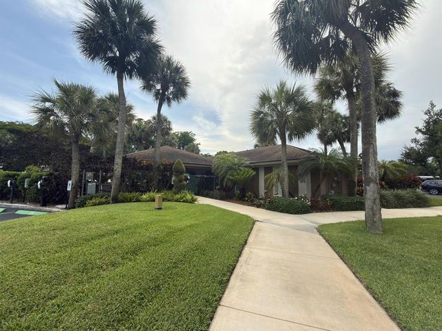 625 Oaks Drive 305, Pompano Beach, FL 33069