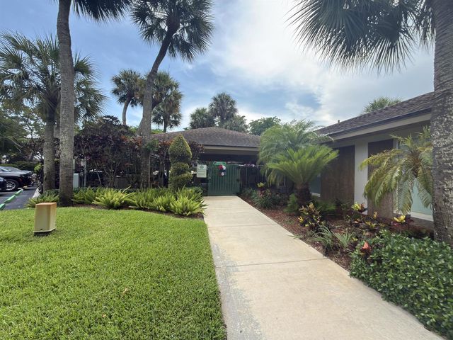 625 Oaks Drive 305, Pompano Beach, FL 33069