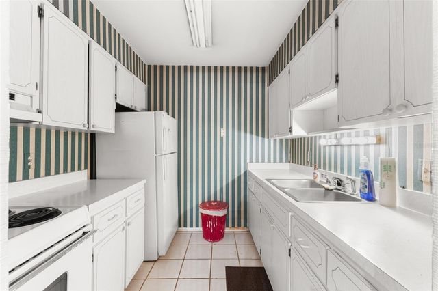 350 79TH AVENUE N 332, St Petersburg, FL 33702