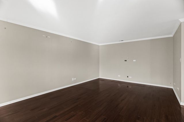 701 LAKE HINSDALE Drive G-202, Willowbrook, IL 60527