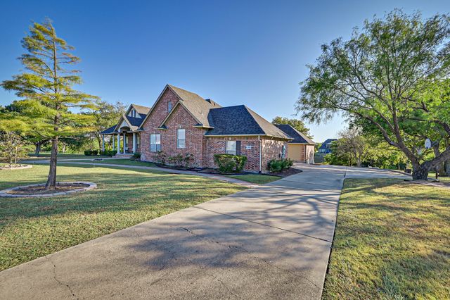 811 Mallard Pointe Drive, Grand Prairie, TX 75104