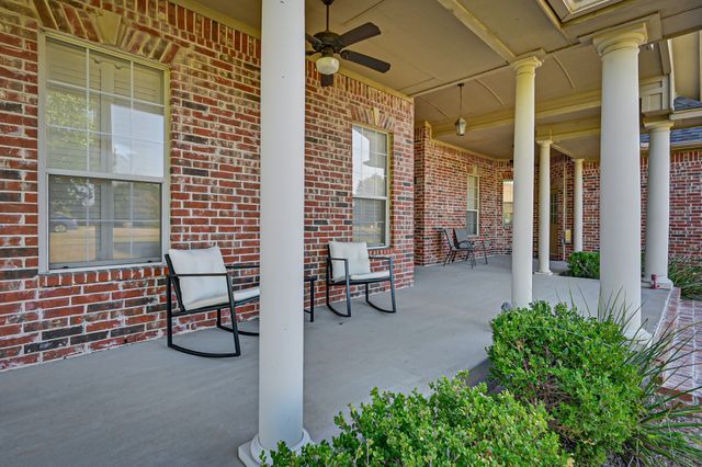 811 Mallard Pointe Drive, Grand Prairie, TX 75104