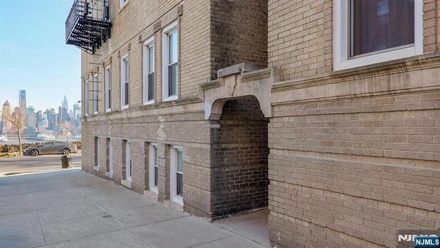 875 Boulevard East Boulevard 17, Weehawken, NJ 07086