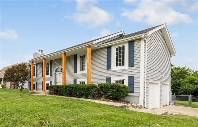 1119 W Pleasant Drive, Raymore, MO 64083