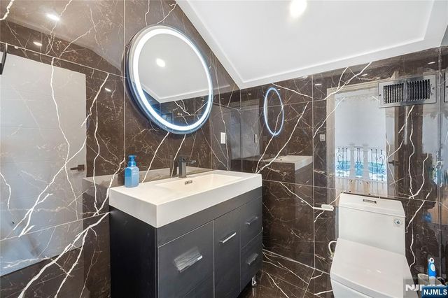 1080 River Road, Edgewater, NJ 07020