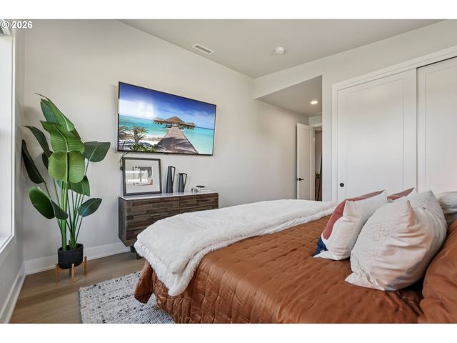 5904 Se MCINNIS St, Hillsboro, OR 97123