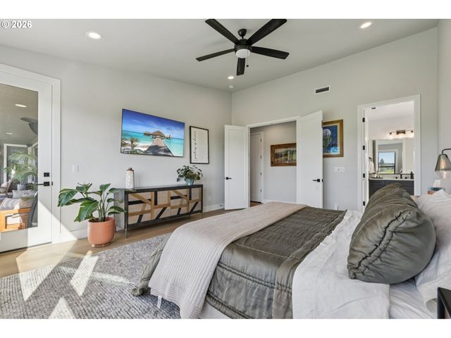 5904 Se MCINNIS St, Hillsboro, OR 97123