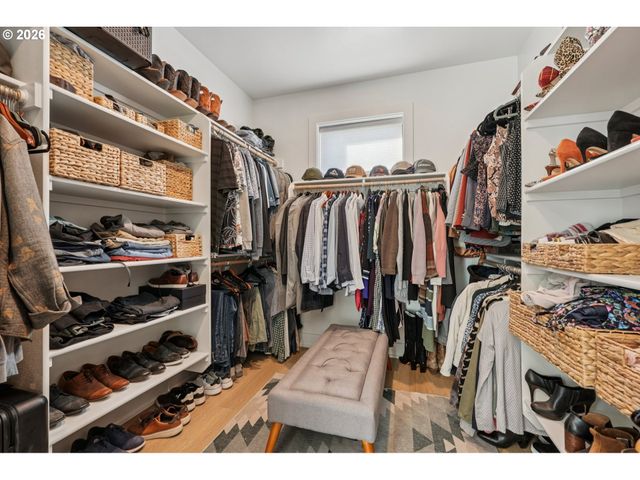 5904 Se MCINNIS St, Hillsboro, OR 97123