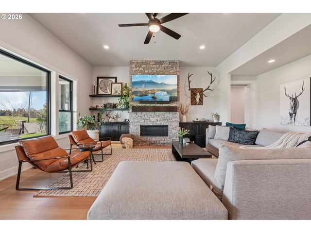 5904 Se MCINNIS St, Hillsboro, OR 97123