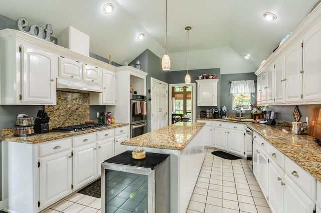914 Oleander Street, Lake Jackson, TX 77566
