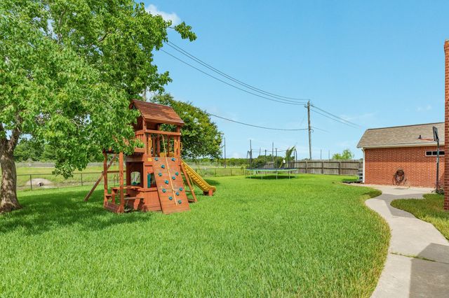 914 Oleander Street, Lake Jackson, TX 77566