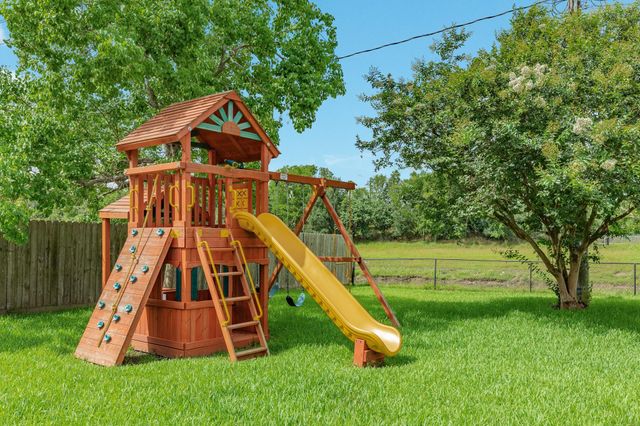 914 Oleander Street, Lake Jackson, TX 77566