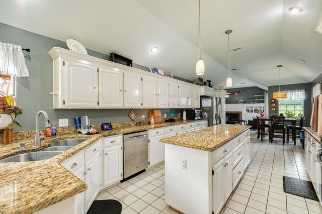 914 Oleander Street, Lake Jackson, TX 77566
