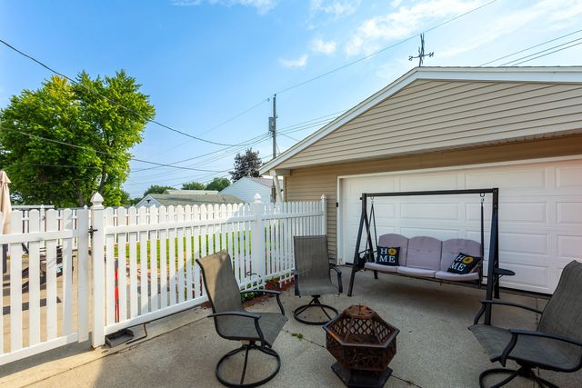 8021 8th Street W, Rock Island, IL 61201