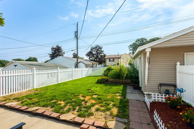 8021 8th Street W, Rock Island, IL 61201