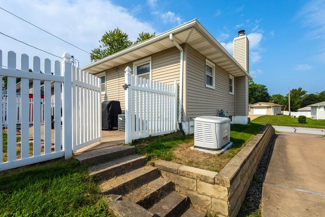 8021 8th Street W, Rock Island, IL 61201