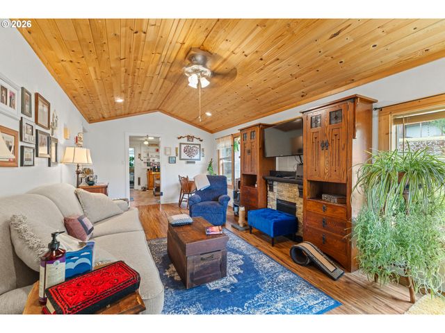 131 BENDER St, Myrtle Point, OR 97458