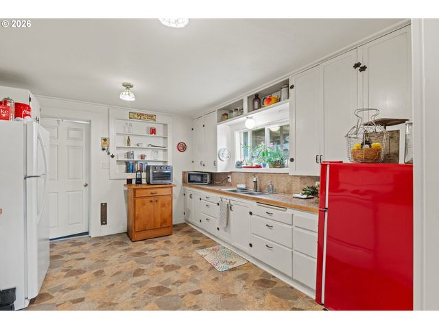 131 BENDER St, Myrtle Point, OR 97458
