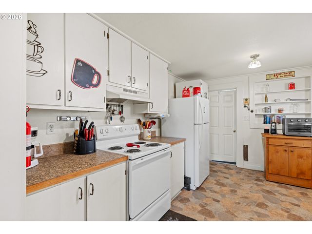 131 BENDER St, Myrtle Point, OR 97458