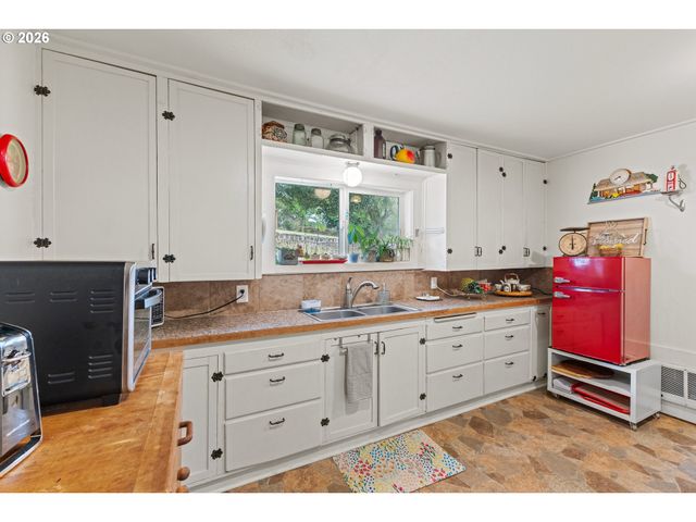 131 BENDER St, Myrtle Point, OR 97458
