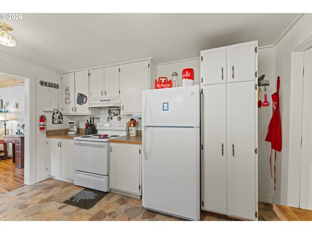 131 BENDER St, Myrtle Point, OR 97458