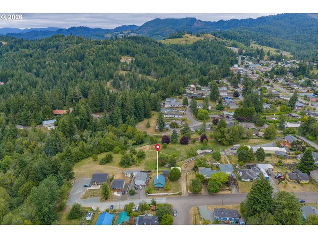 131 BENDER St, Myrtle Point, OR 97458