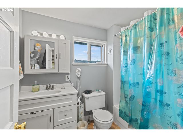 131 BENDER St, Myrtle Point, OR 97458