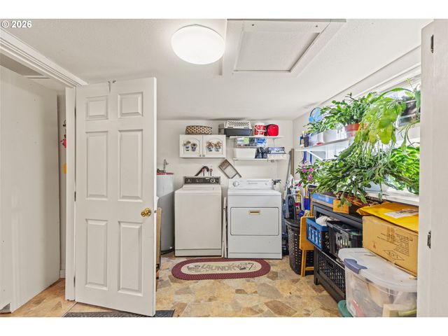 131 BENDER St, Myrtle Point, OR 97458
