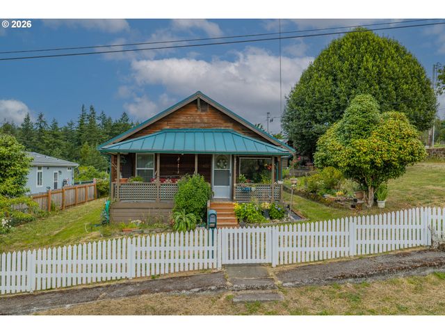 131 BENDER St, Myrtle Point, OR 97458