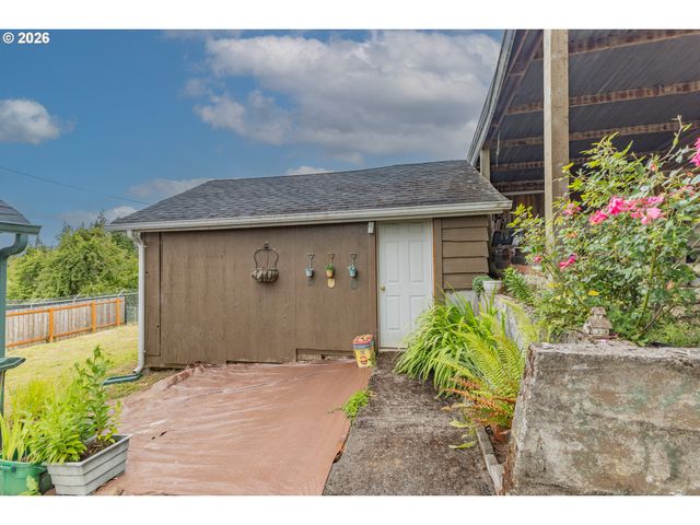 131 BENDER St, Myrtle Point, OR 97458