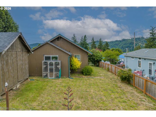 131 BENDER St, Myrtle Point, OR 97458