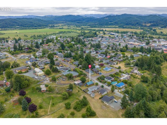 131 BENDER St, Myrtle Point, OR 97458