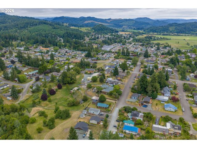 131 BENDER St, Myrtle Point, OR 97458