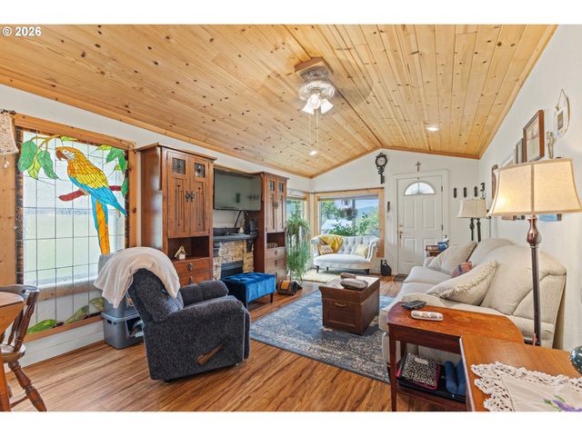 131 BENDER St, Myrtle Point, OR 97458