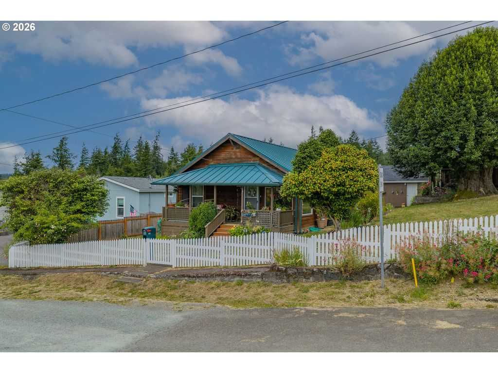 131 BENDER St, Myrtle Point, OR 97458