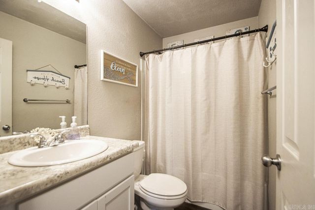 5000 Red Fox Trl, Bauxite, AR 72011