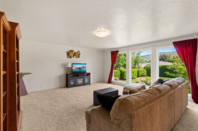 2642 Hawaiian Avenue, Medford, OR 97504
