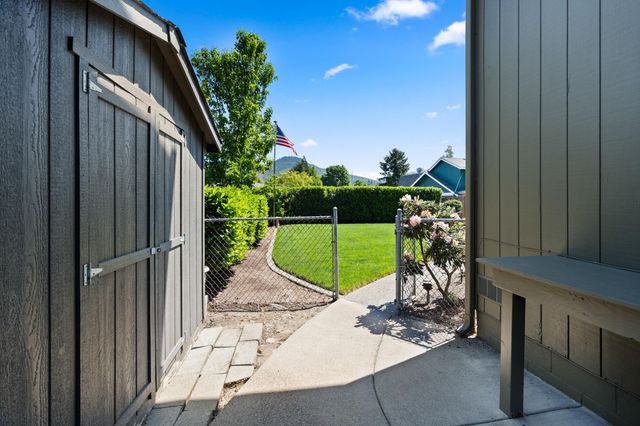 2642 Hawaiian Avenue, Medford, OR 97504